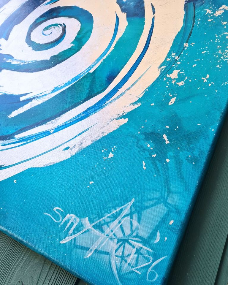 Detailaufnahme eines abstrakten Gemäldes mit einem weißen spiralförmigen Muster auf blauem Hintergrund und der Signatur "smx Azt 26" in der rechten unteren Ecke.